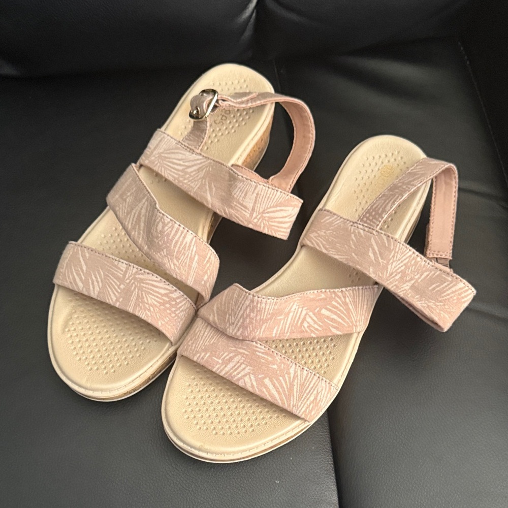 Bzees Tan Strappy Sandals- sz 10w